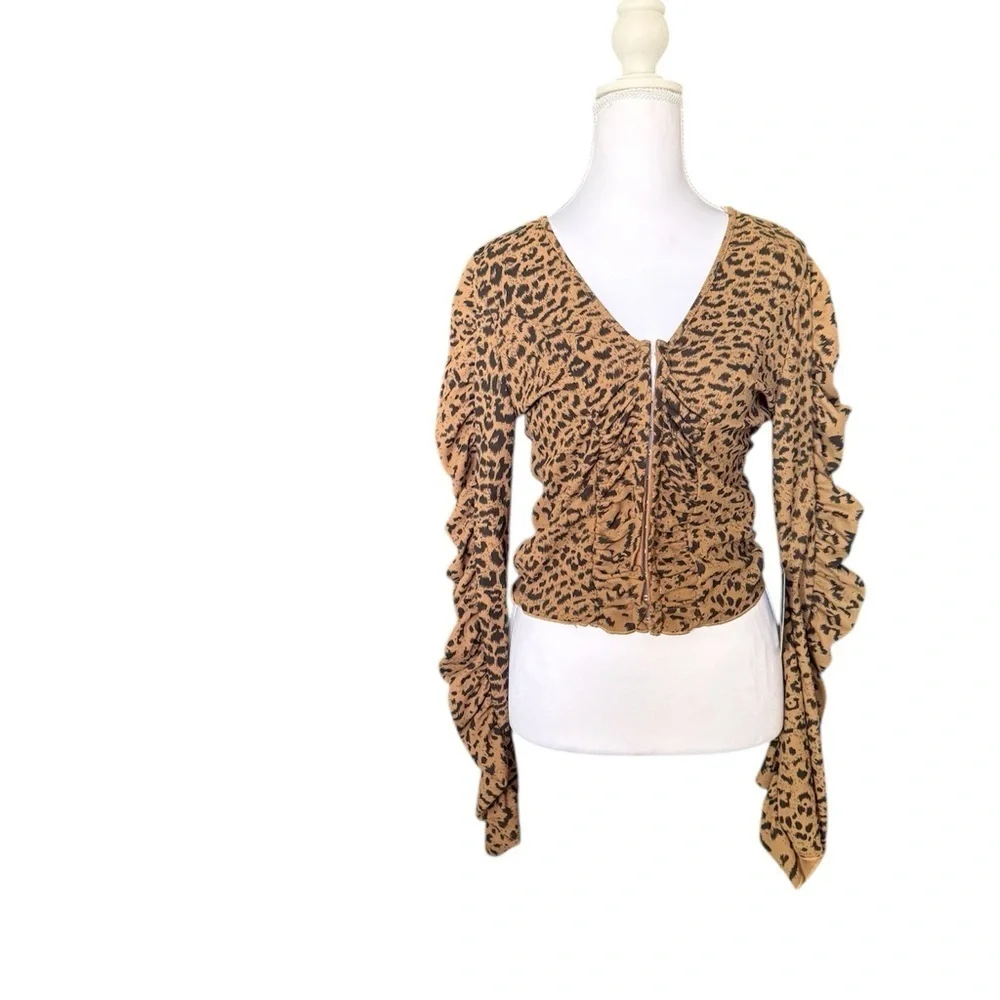 🐆 HYFVE Leopard Print Ruched Ruffle Top – NWT | Size Small - Picture 1 of 5